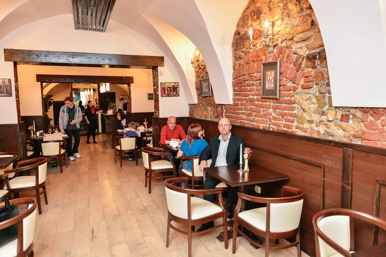 Le Petit Paris Hotel Cluj Napoca Bagian luar foto