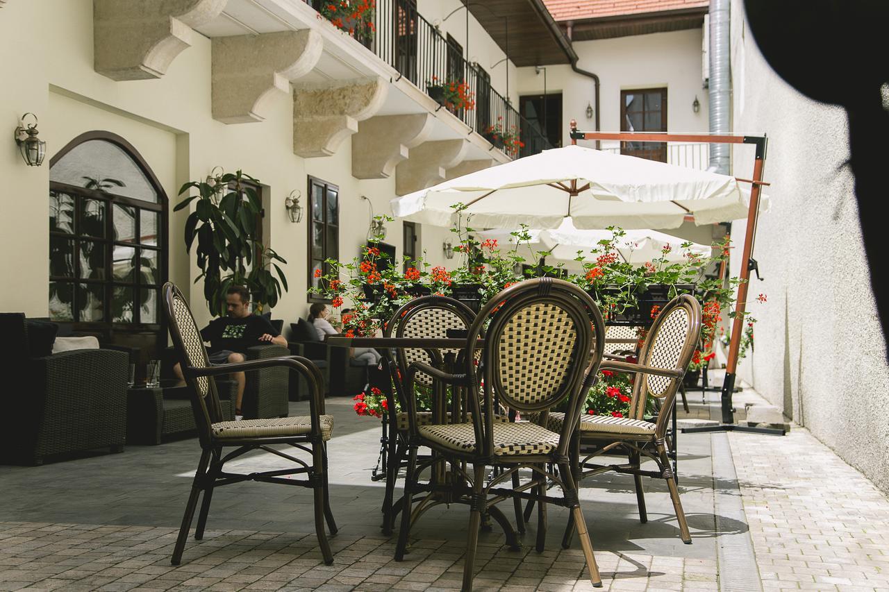 Le Petit Paris Hotel Cluj Napoca Bagian luar foto