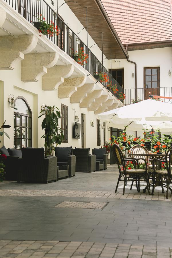 Le Petit Paris Hotel Cluj Napoca Bagian luar foto