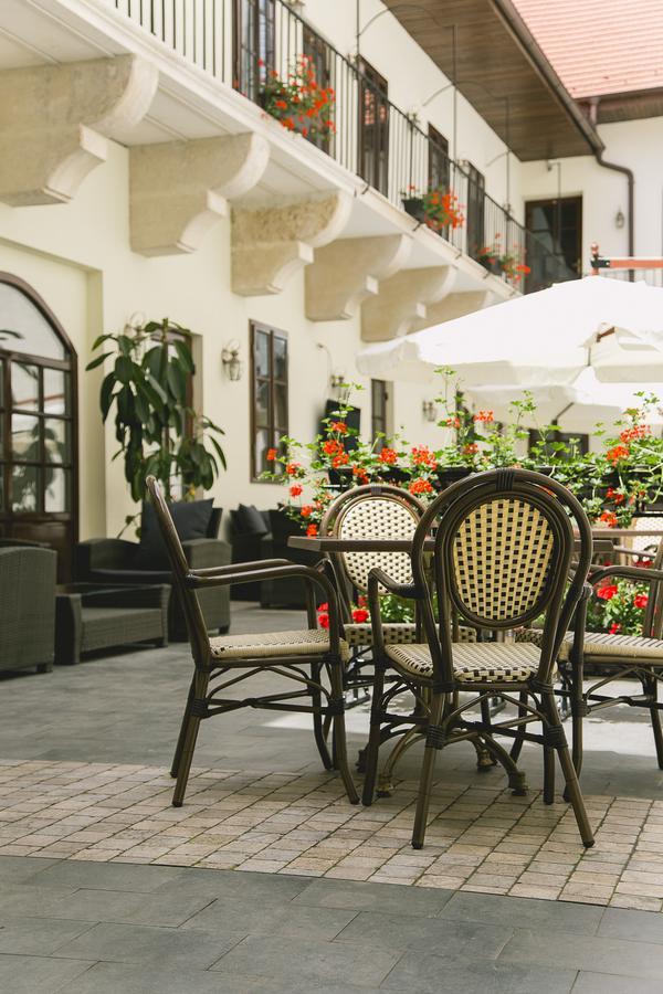 Le Petit Paris Hotel Cluj Napoca Bagian luar foto