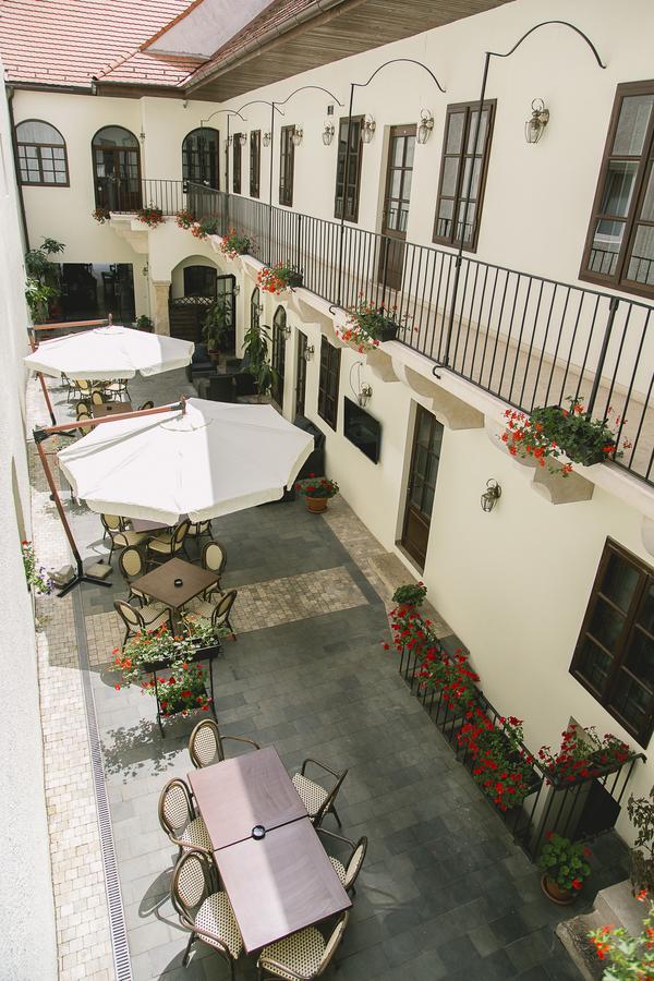 Le Petit Paris Hotel Cluj Napoca Bagian luar foto